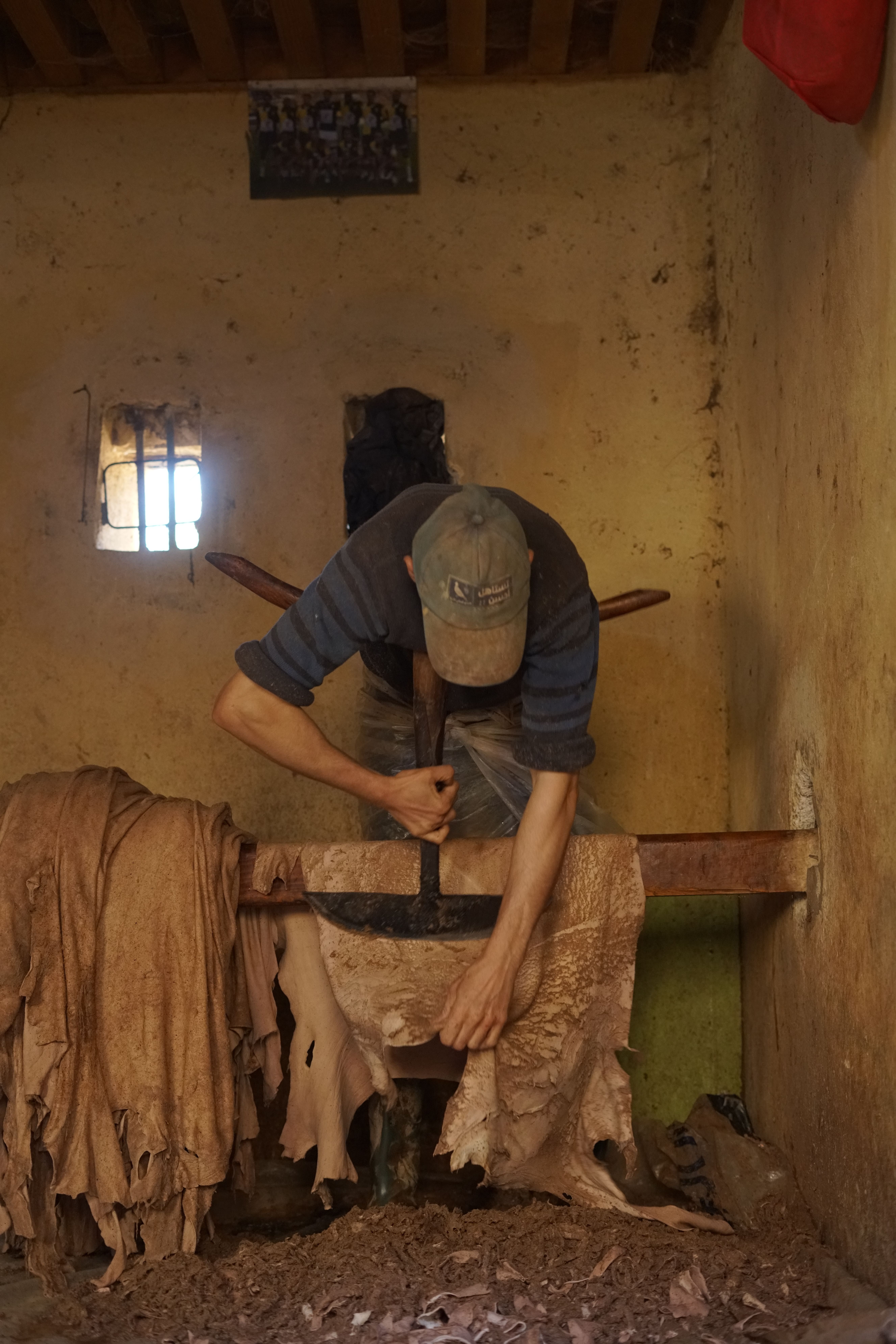 Accueil artisan tanneur traditionnel au travail dans une tannerie de fès