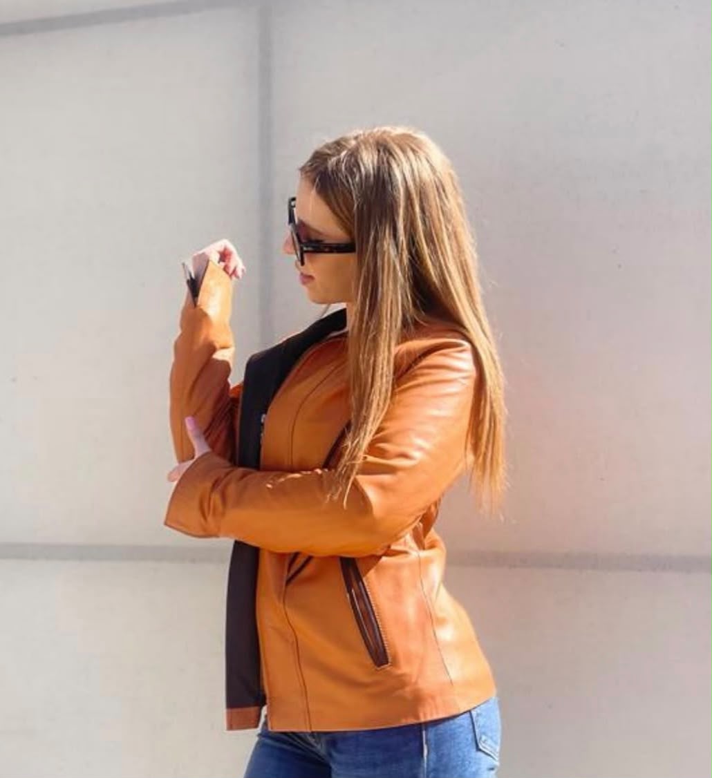 02b9154d 2e81 49cb b430 cb5cb3ea452e Veste Femme en Véritable Cuir Cognac - Coupe Cintrée et Col Asymétrique