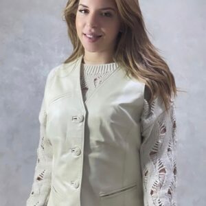 Accueil Femme portant un élégant gilet boutonné en cuir véritable de couleur écru.