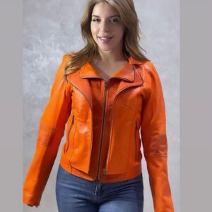 Femme portant une veste orange en cuir véritable avec un design original simulant une double superposition de vestes zippées.